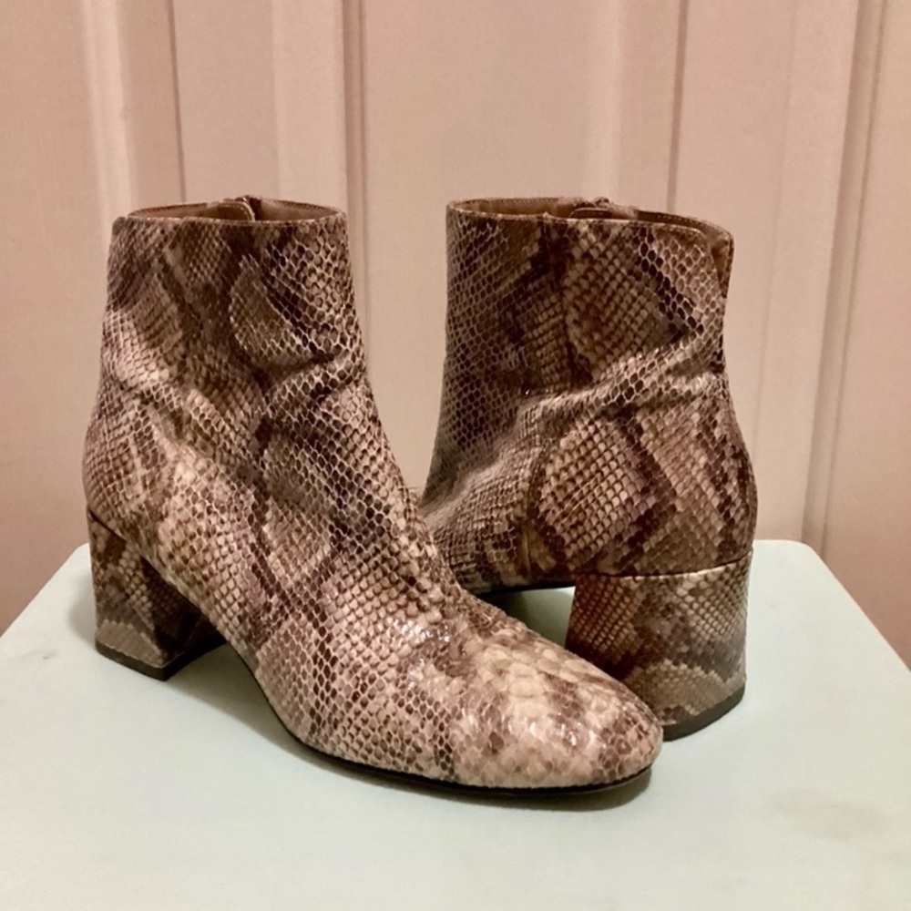 Chinese Laundry Women’s Size 9 Block Heel Snake Skin Daria Ankle Booties EUC